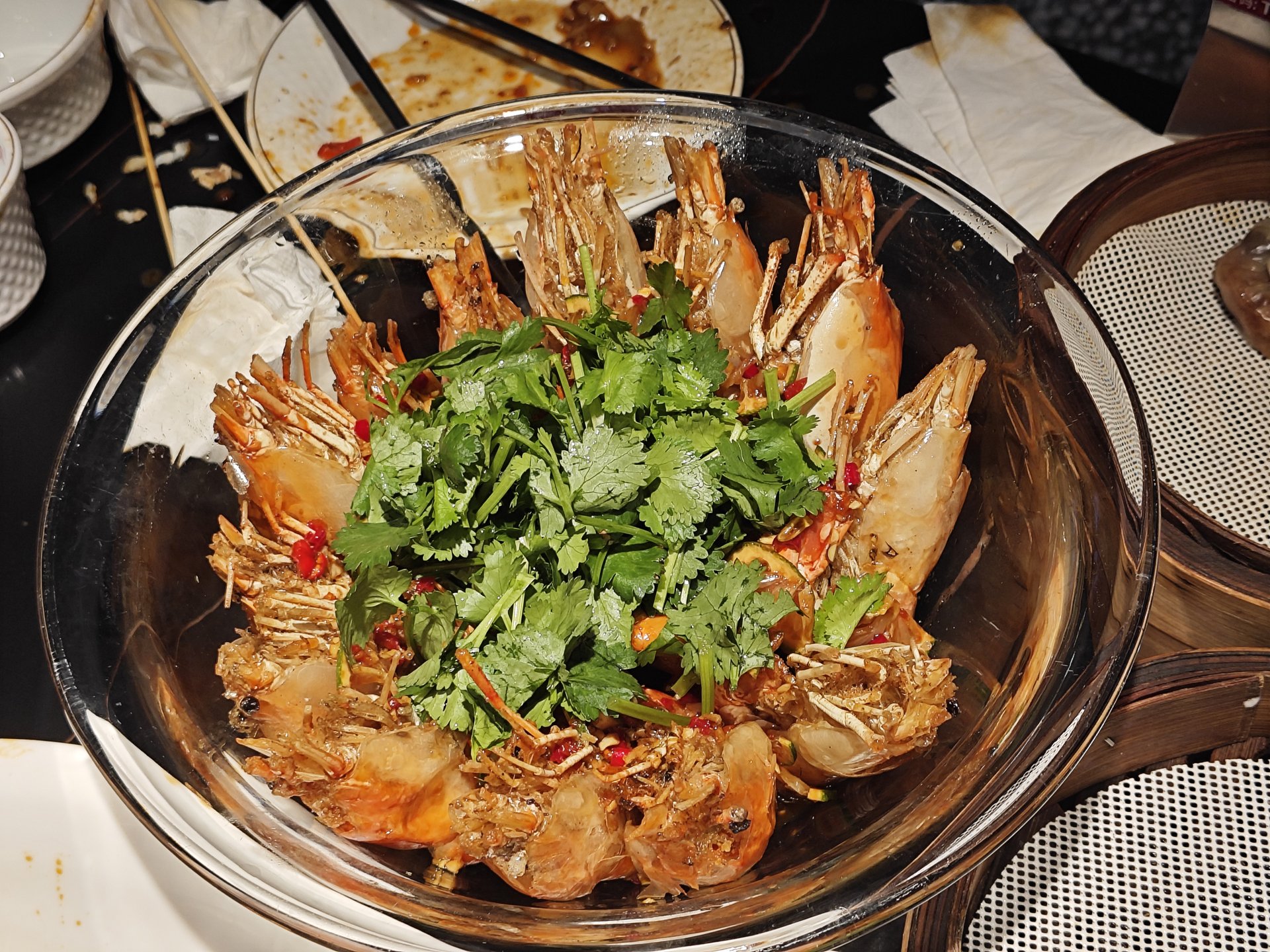 铺满香菜的炸虾