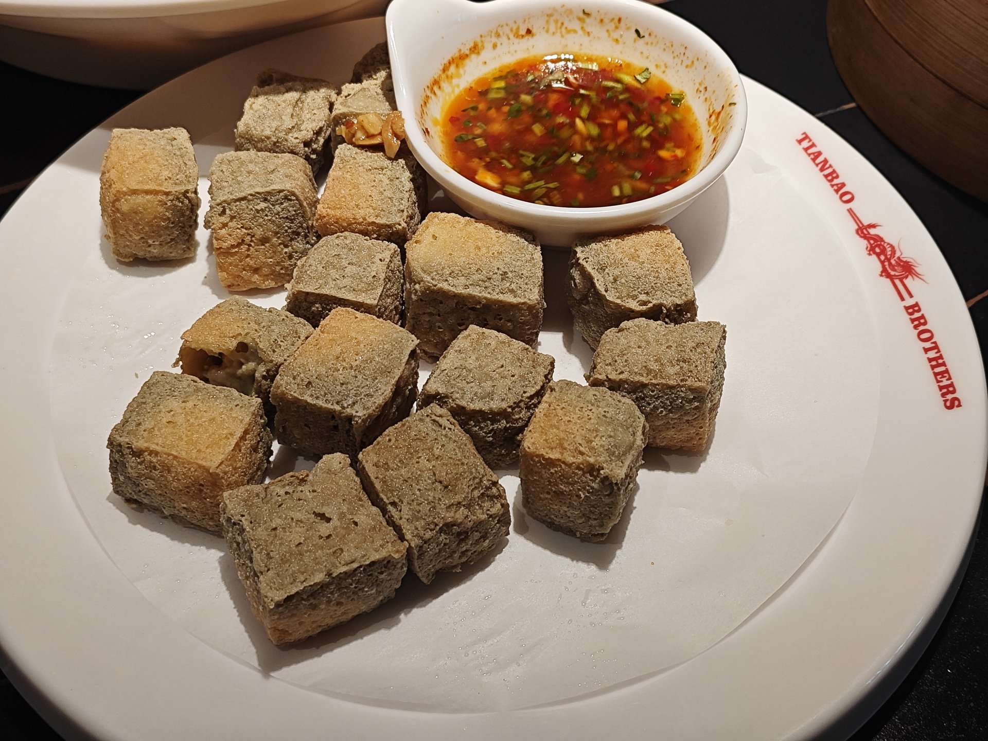 佐以辣椒蘸汁的炸制小食