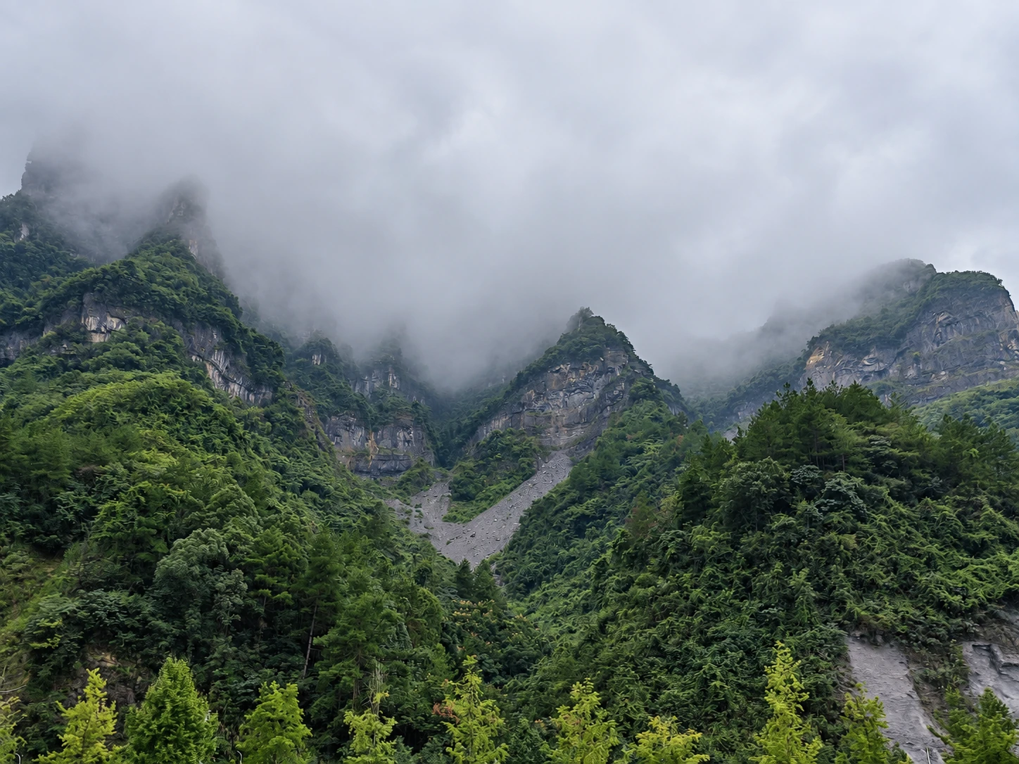从天门山脚仰望云雾中的群峰