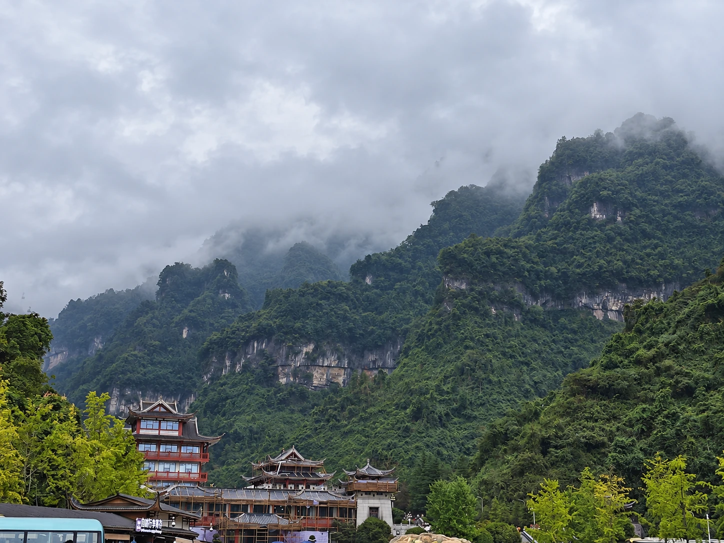 游客集散地建筑与背后的天门山