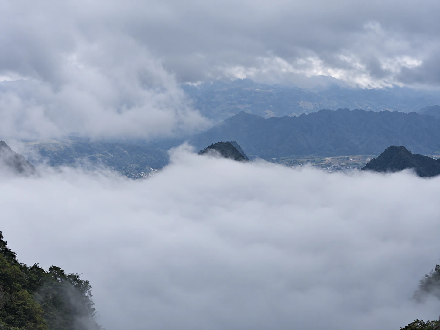 山峰从天门山云海中露出