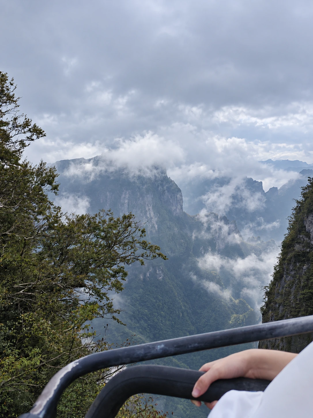 从天门山山内索道俯瞰云雾中的深谷
