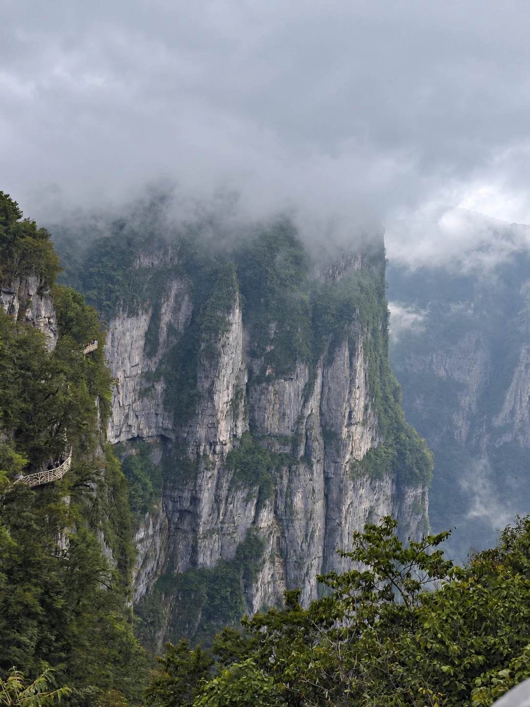 云雾中直立的天门山绝壁