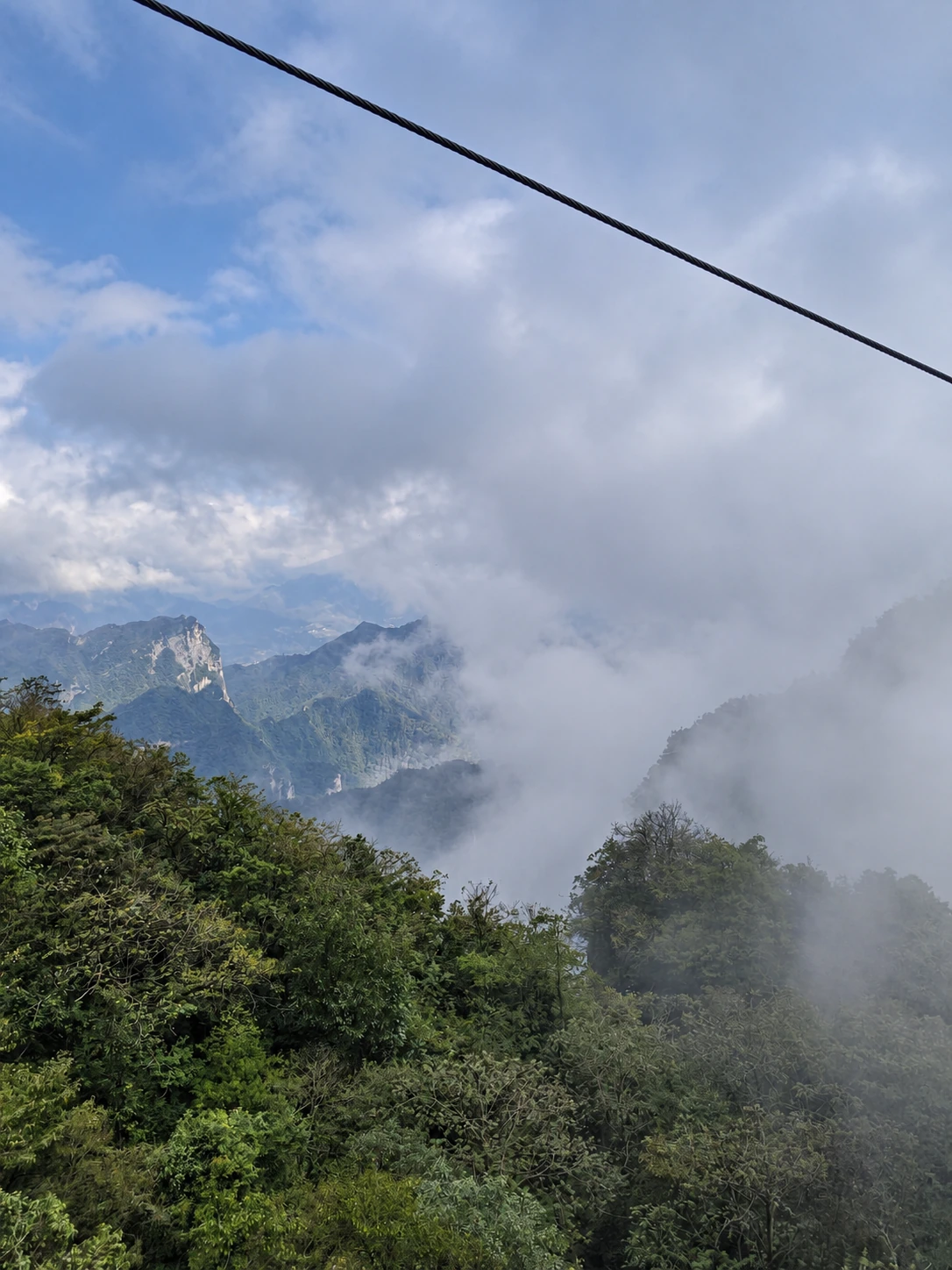 钢索下方被云雾遮掩的群山