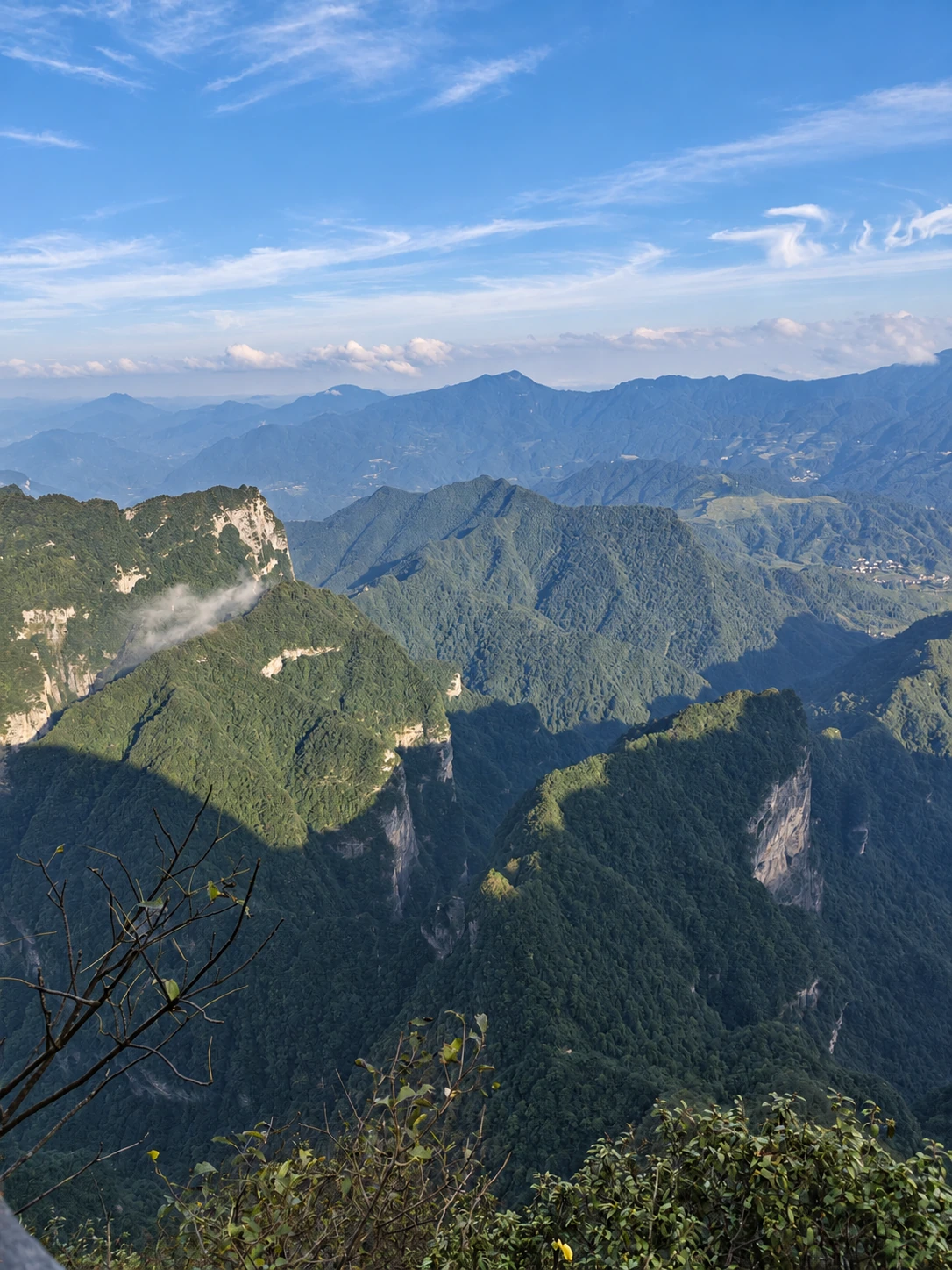 午后放晴后的天门山群峰