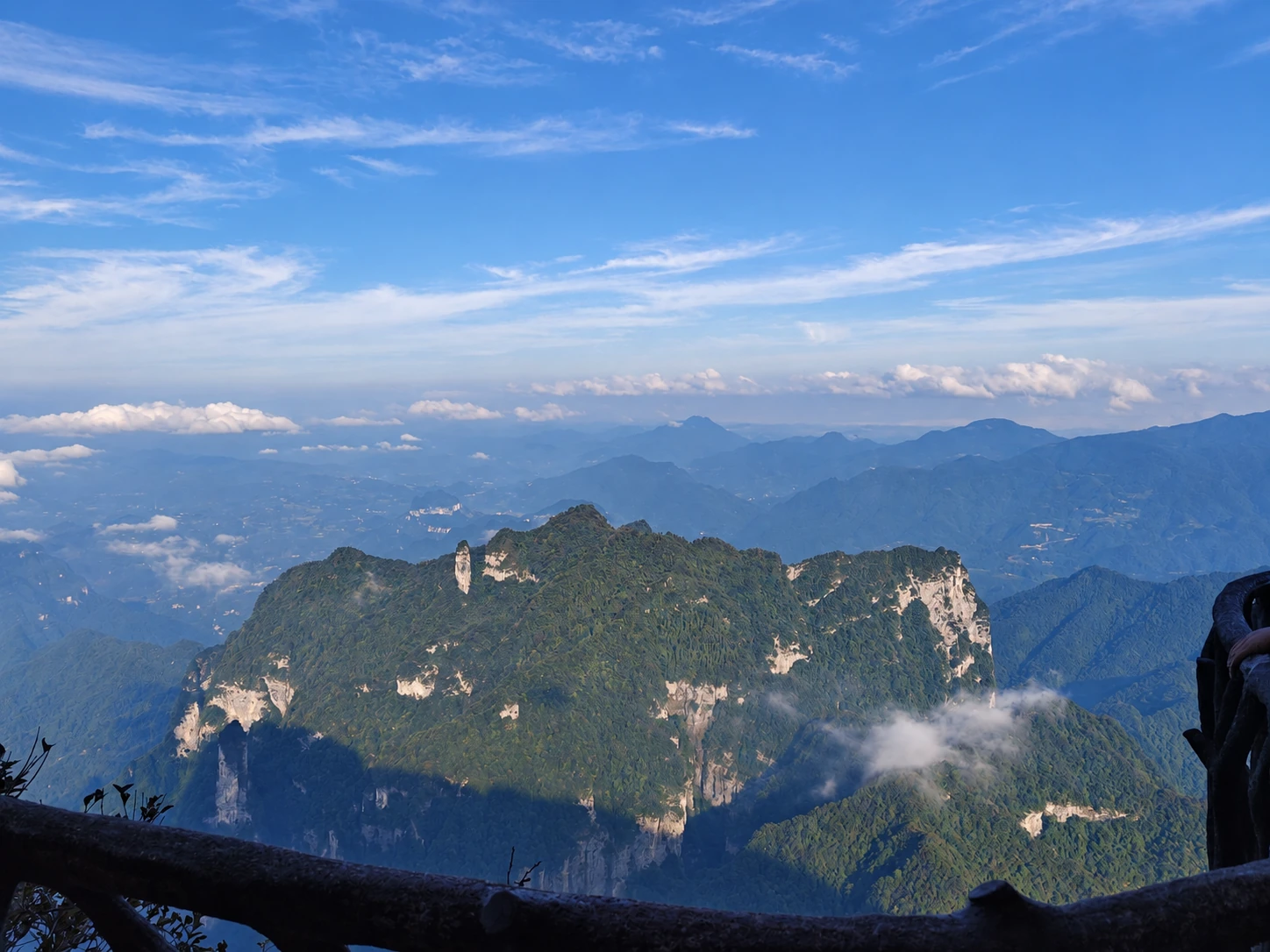 蓝天下层叠展开的天门山