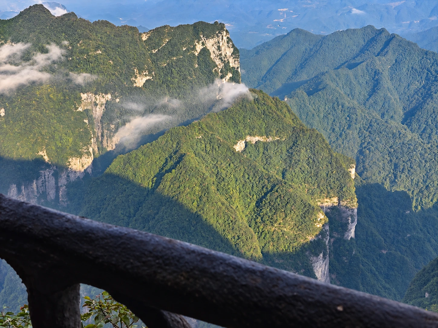 阳光照亮山脊与峡谷