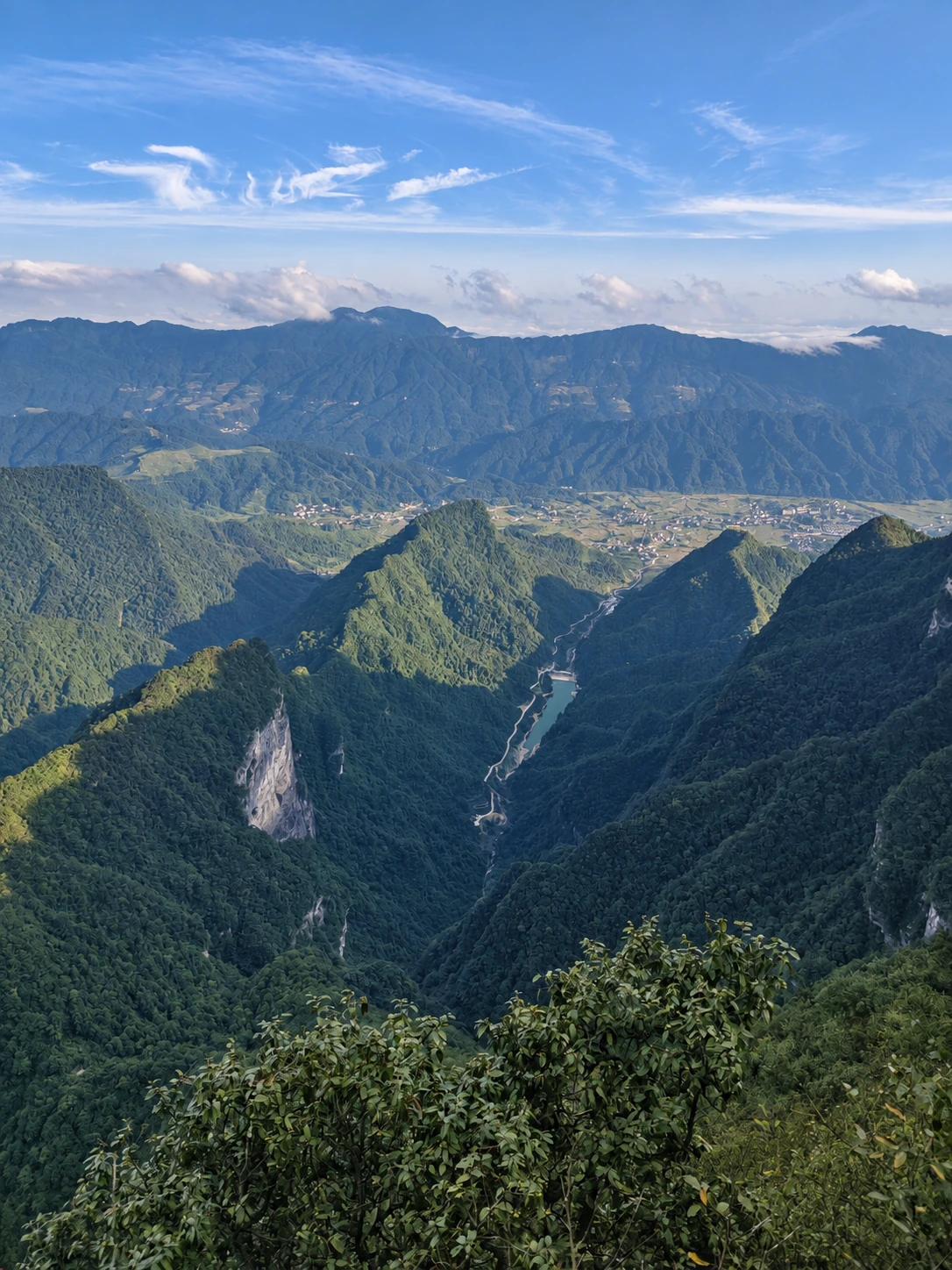 从高处俯瞰谷底的村落与山路