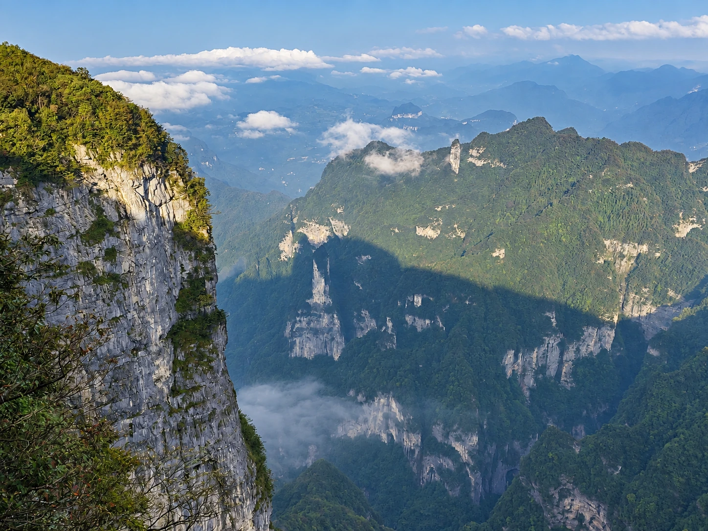 午后阳光下的天门山绝壁