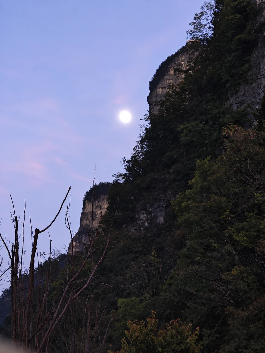傍晚月光下的天门山峭壁