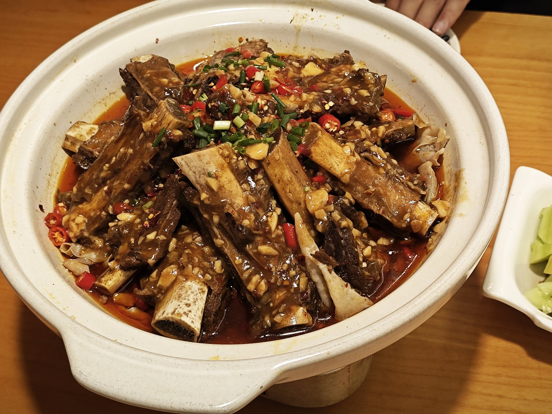 酒店附近土菜馆的蒜香辣味带骨肉
