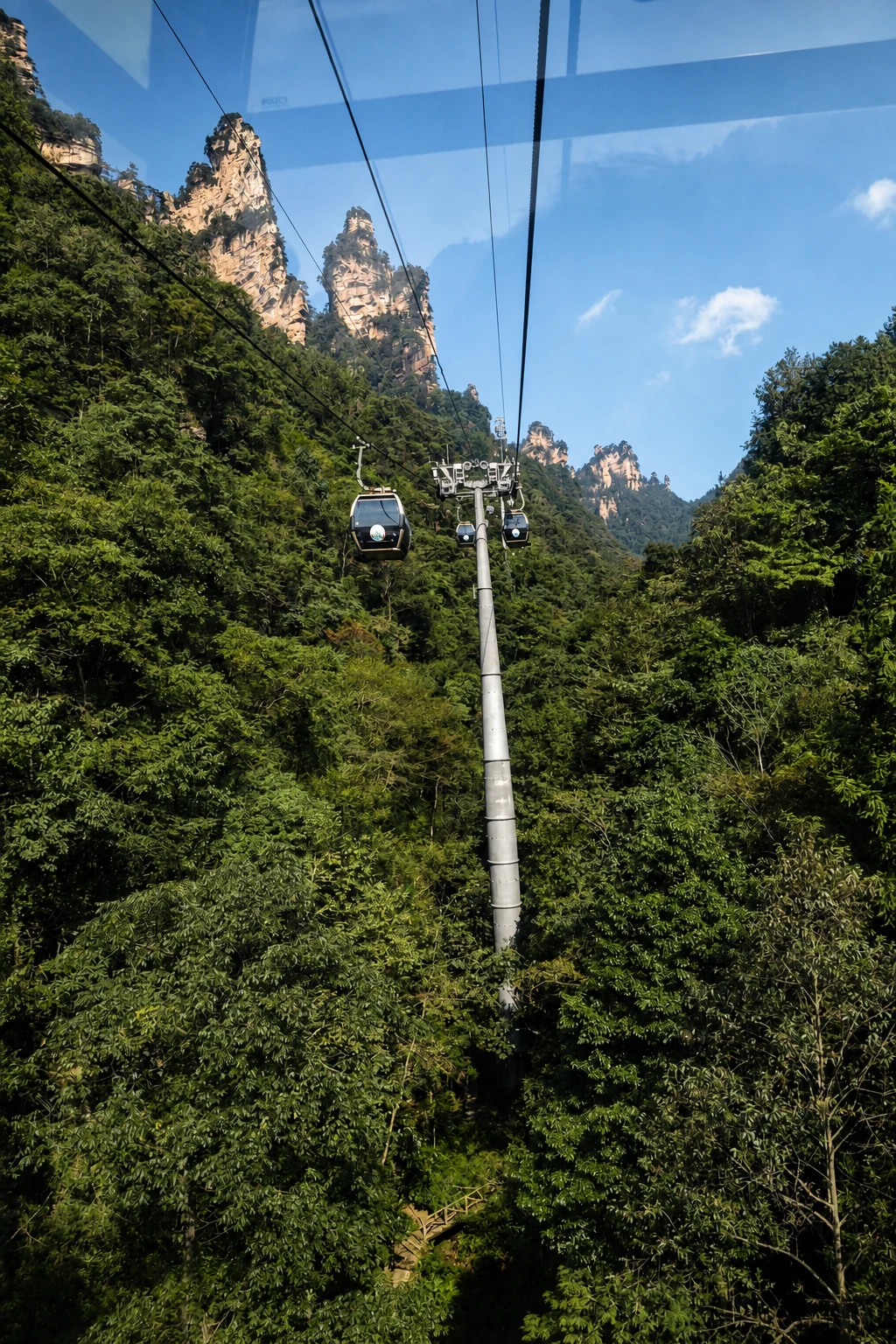 索道钢缆伸向群峰深处