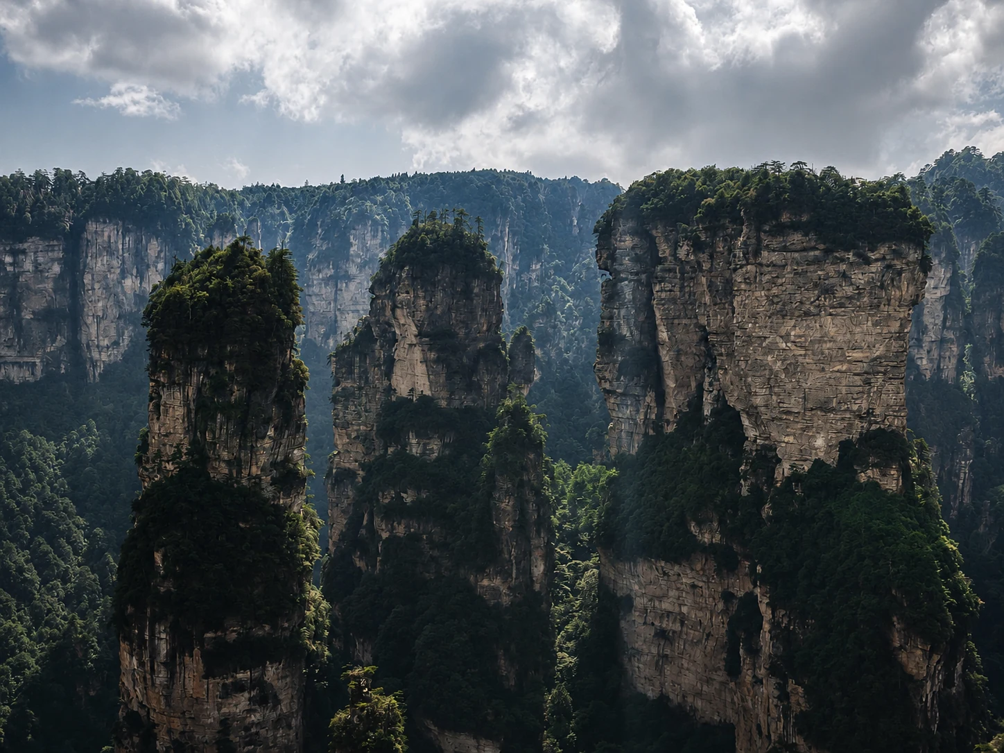 袁家界高大的砂岩峰柱