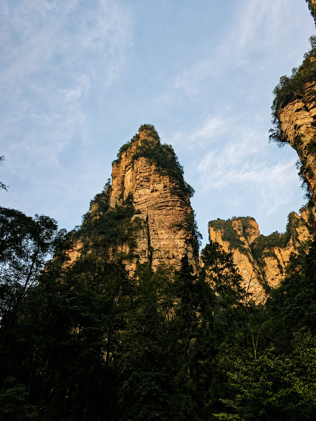金鞭溪傍晚最后的阳光照在高处峰壁上